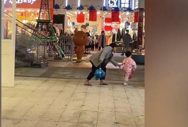 廣東寶媽在後頭拍孩子 鏡頭出現一女子牽孩子 行為舉動後怕 天天看點