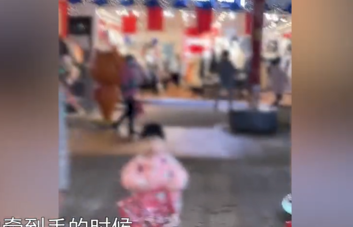 廣東寶媽在後頭拍孩子 鏡頭出現一女子牽孩子 行為舉動後怕 天天看點