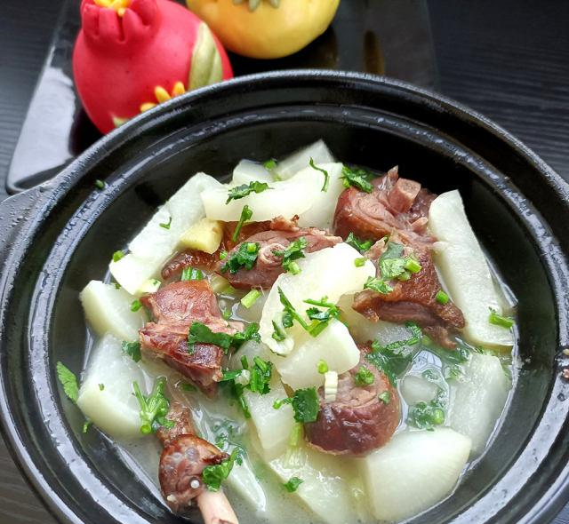 腊鸭腿萝卜煲下饭又暖身