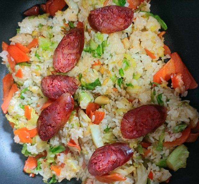 腊肠糯米饭,做法简单,吃起来喷香_腾讯新闻