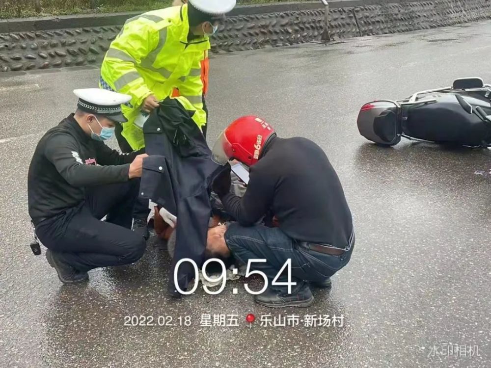 驚險雨天電動車不慎側翻幸好被他們看到了