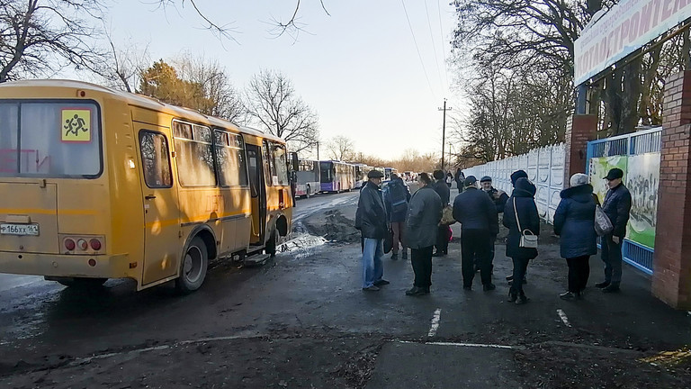顿巴斯平民大规模疏散到俄罗斯，乌防长：这是一场虚构“电影”小学六年级下英语课本