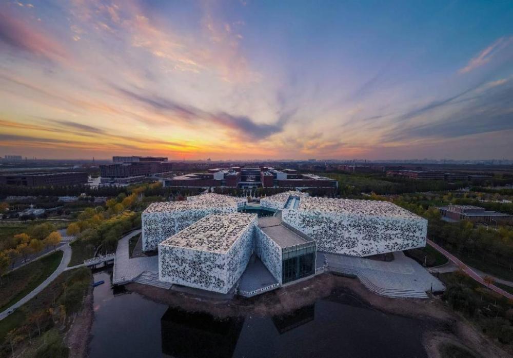 薛义教授是南开大学文学院艺术设计系主任,博士生导师,数字创意与智慧