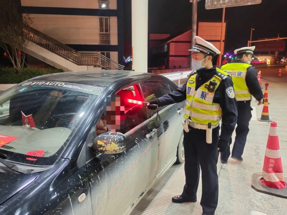 深夜醉驾兜风兜到执勤点福州高速交警接连查获3起醉驾案件