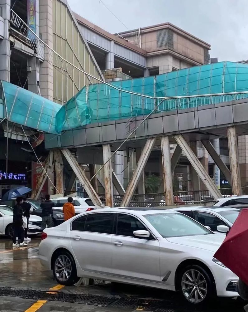 突发东城世博广场一天桥坍塌情况通报来了