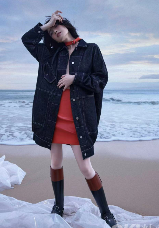 倪妮海边穿抹胸秀身材!