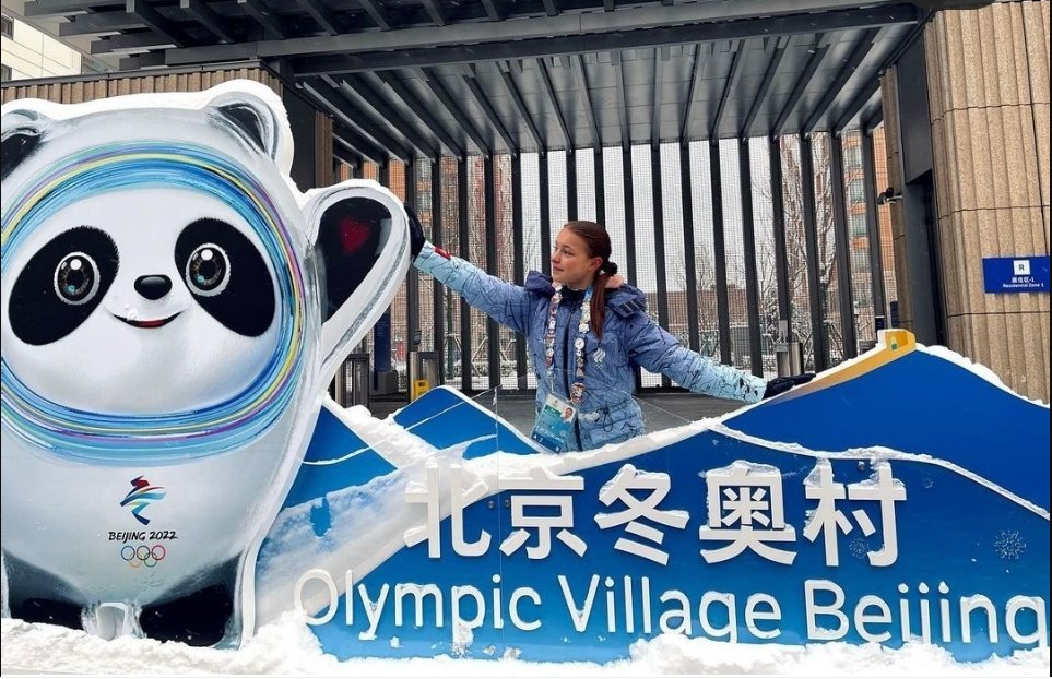 不舍千金谢尔巴科娃晒同框冰墩墩再见了我最爱的冰墩墩我回家了