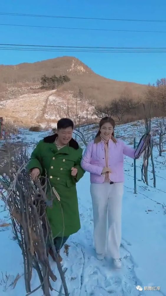 乡村爱情16花絮王小蒙谢永强上山打柴归来边走边舞心情好