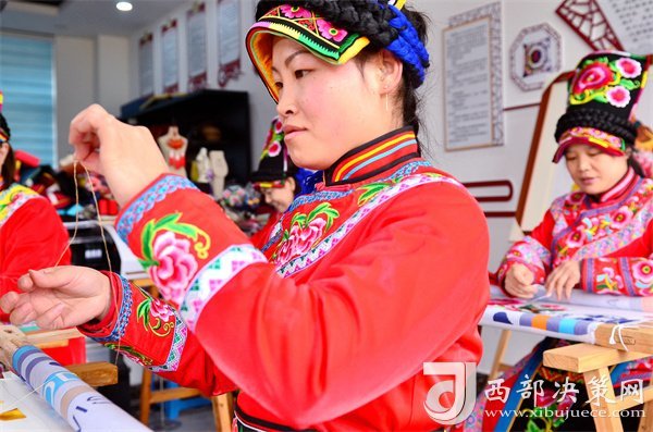 Shaanxi,CHINA-Embroidery women rush to produce qiang embroidery