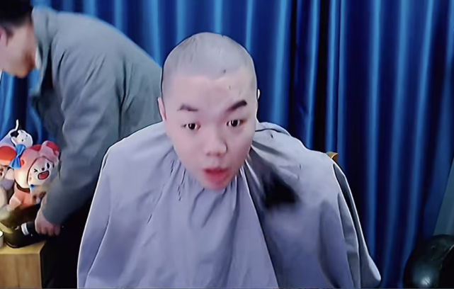 张老三单排挑战100连胜!结果黄金局翻车,兑现承诺剃光头!