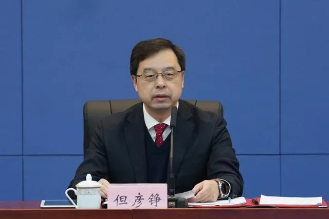 李明清第二次出任重庆市副市长,曾是当时重庆最年轻市委常委_腾讯新闻