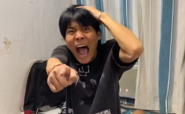 跟网红小杨哥的搞笑段子一样,在直播间里小杨哥也