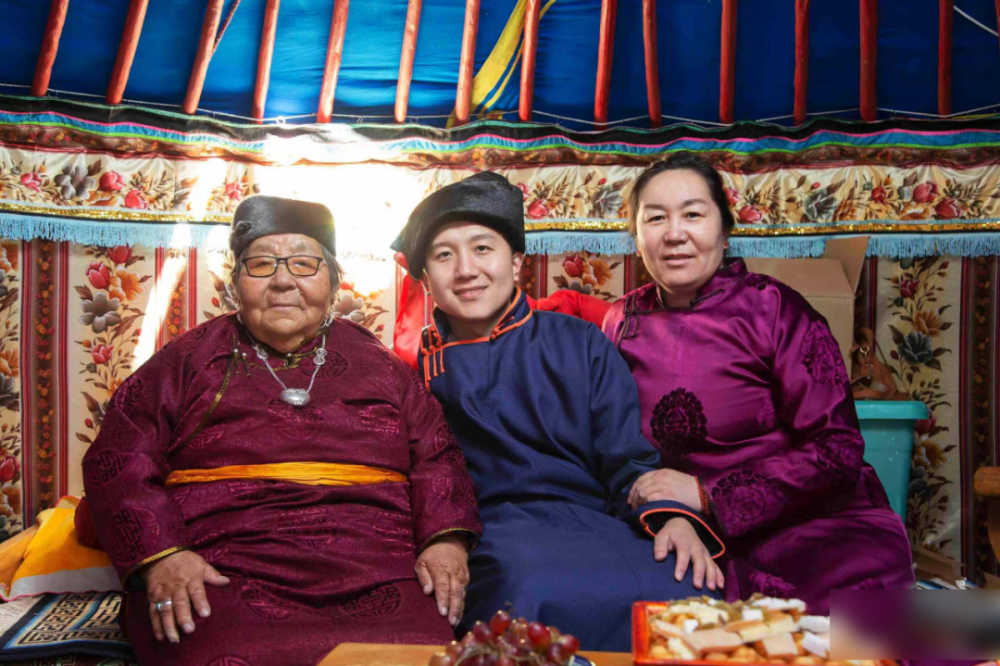 德润阿拉善·身边的榜样丨敖登格日勒:百善孝为先