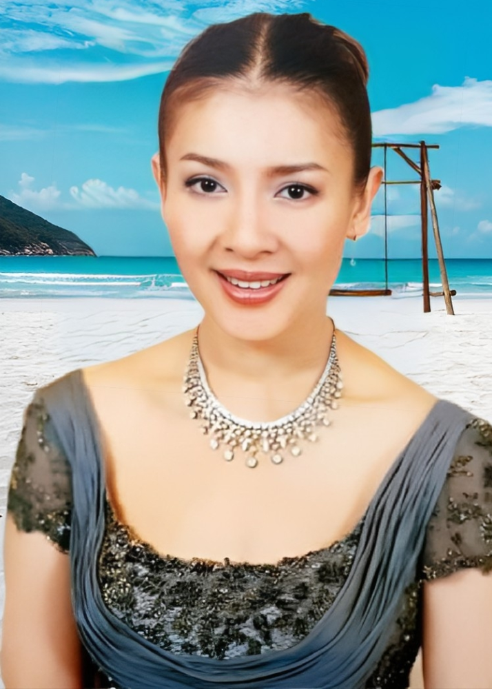 西拉米素颜仍是颜值天花板,50岁再获泰王恩宠,派专人跪地服侍插图9