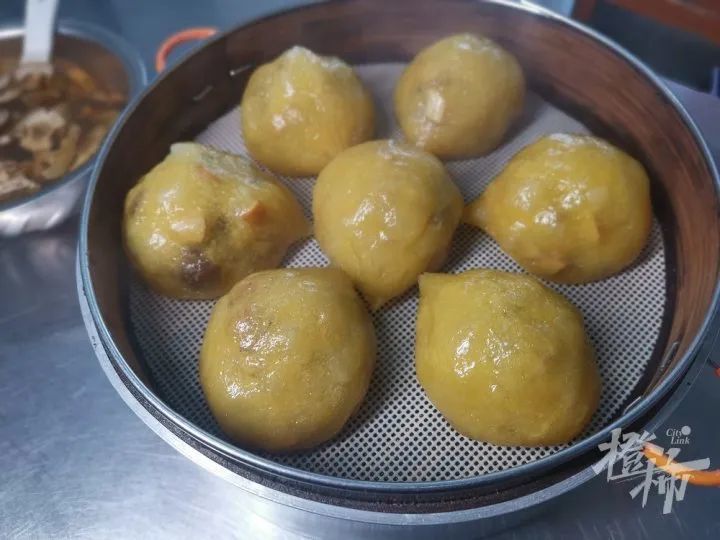 当地的居民们推荐了位于解放路上的一家番粉圆小店,一间房,三四张小