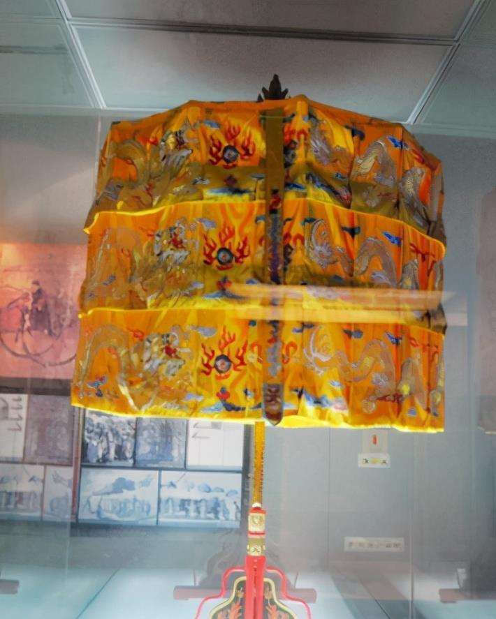 乾隆盘金九龙华盖伞虽是复制品却被人们称为宝贝只因价值独特