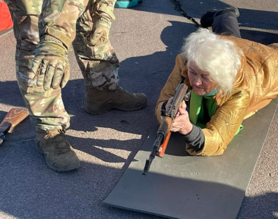79岁老妇披挂上阵乌克兰开始全民皆兵训练号召抵抗侵略者