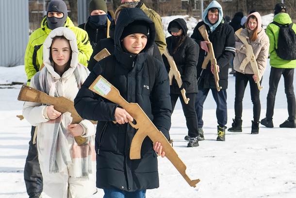 79岁老妇披挂上阵乌克兰开始全民皆兵训练号召抵抗侵略者