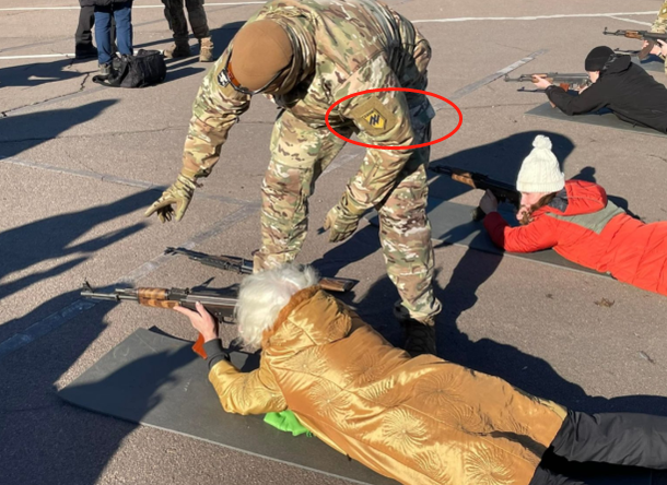 79岁老妇披挂上阵乌克兰开始全民皆兵训练号召抵抗侵略者