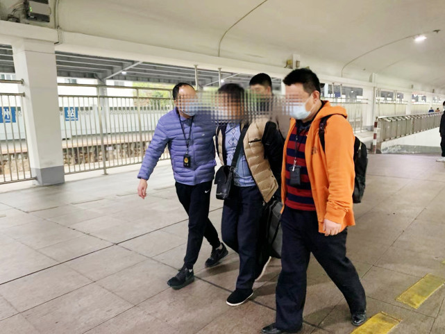 "顺"走列车工作人员乘务包,男子返穗路上被抓捕归案|列车|民警|吴穗莹