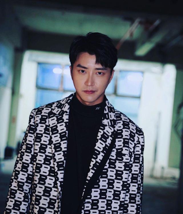 江宏杰聚会亲姊庆离婚后首个生日被左右夹攻猛亲现场曝光