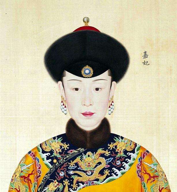 她一生为乾隆帝生育四子二女,乾隆皇帝曾亲自追封其为皇后