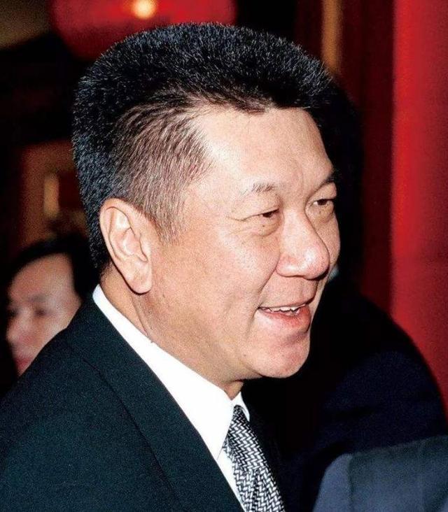 其实早在何鸿燊家族争家产事件中就能看出何贤家族的实力有多强悍.