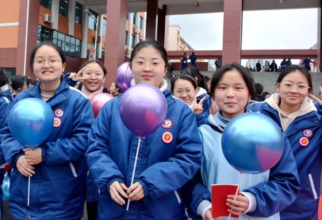 十八而志拼搏圆梦广元中学举行高2019级成人礼