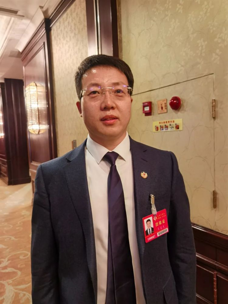 王逸夫委员说:"看了两院报告,我们觉得特别振奋.