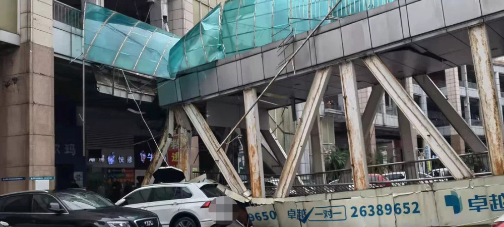 东莞东城世博广场一天桥发生塌陷