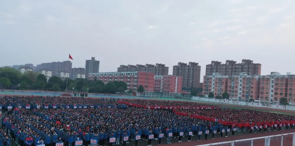 往事如昨,未来可期,息县一高全体师生将在国旗见证下,迎着新学期的