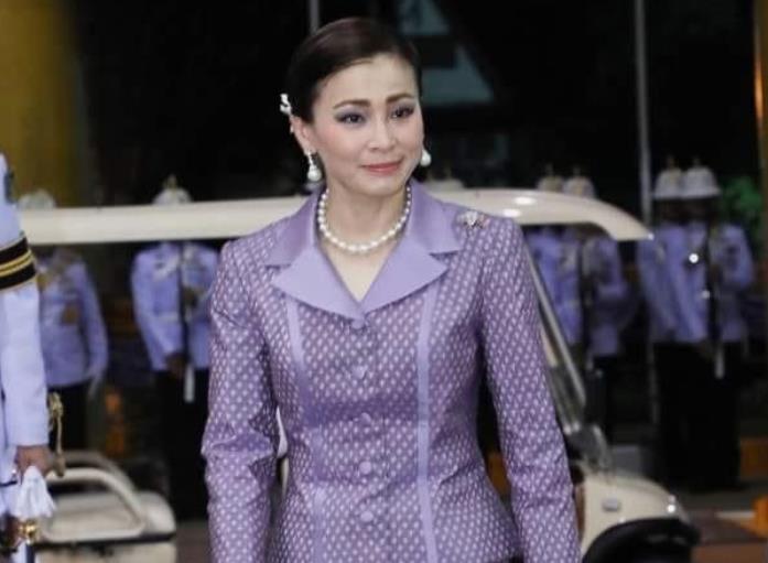 泰王25岁新宠出镜身穿现代装个性十足体态纤细没一点赘肉