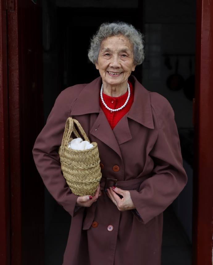 时髦的女人，从不在乎年龄！这位90岁的奶奶成了“穿搭偶像”600645ST春花