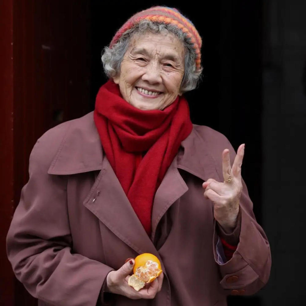 时髦的女人，从不在乎年龄！这位90岁的奶奶成了“穿搭偶像”600645ST春花