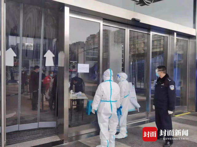 成都疫情防控一线民警24小时轮流值守隔离酒店