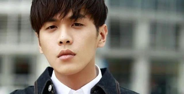 张若昀的五官没有一样能看的,小小的眼睛还有些遮瞳,状态不佳时直接眼