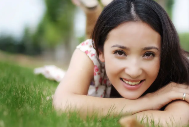 但王妍苏长得特别漂亮,天生媚态的她,一笑一颦皆是风情,还很美艳大气