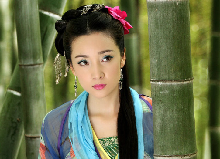 王妍苏出道后主演的作品也以古装剧居多,但她15年曾在大火的《何以笙