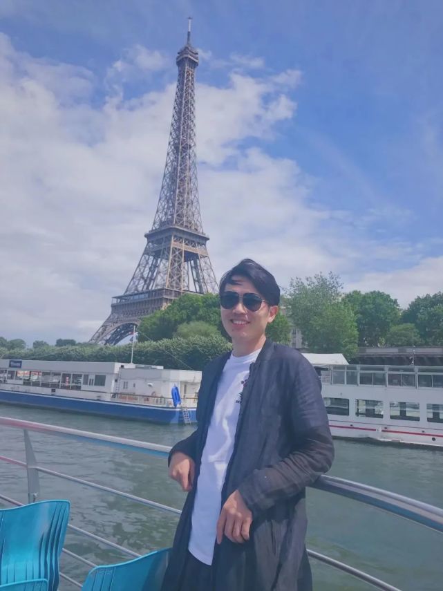 彼时,他梳着37分的复古油头,身着西装出现在法国,日本,新加坡等各国