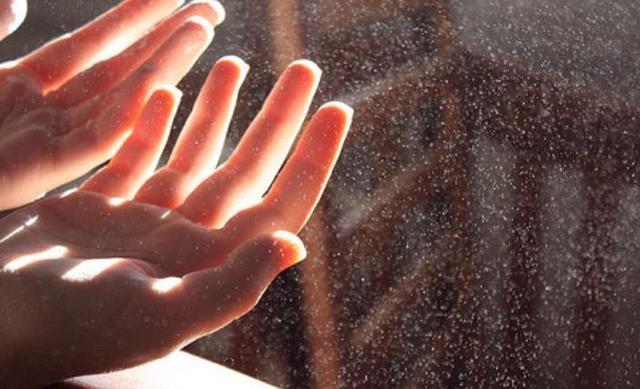 心理测试你愿意牵下面的哪一双手看到你自内心真实的自己