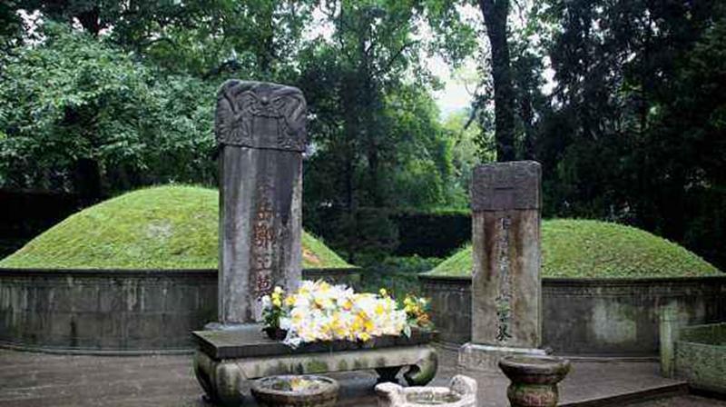 岳飞墓前本应跪着5个人分别都是谁消失的1个人又是谁