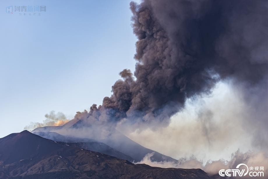 意大利西西里島,位於卡塔尼亞的埃特納火山再次噴發, 釋放大量火山灰