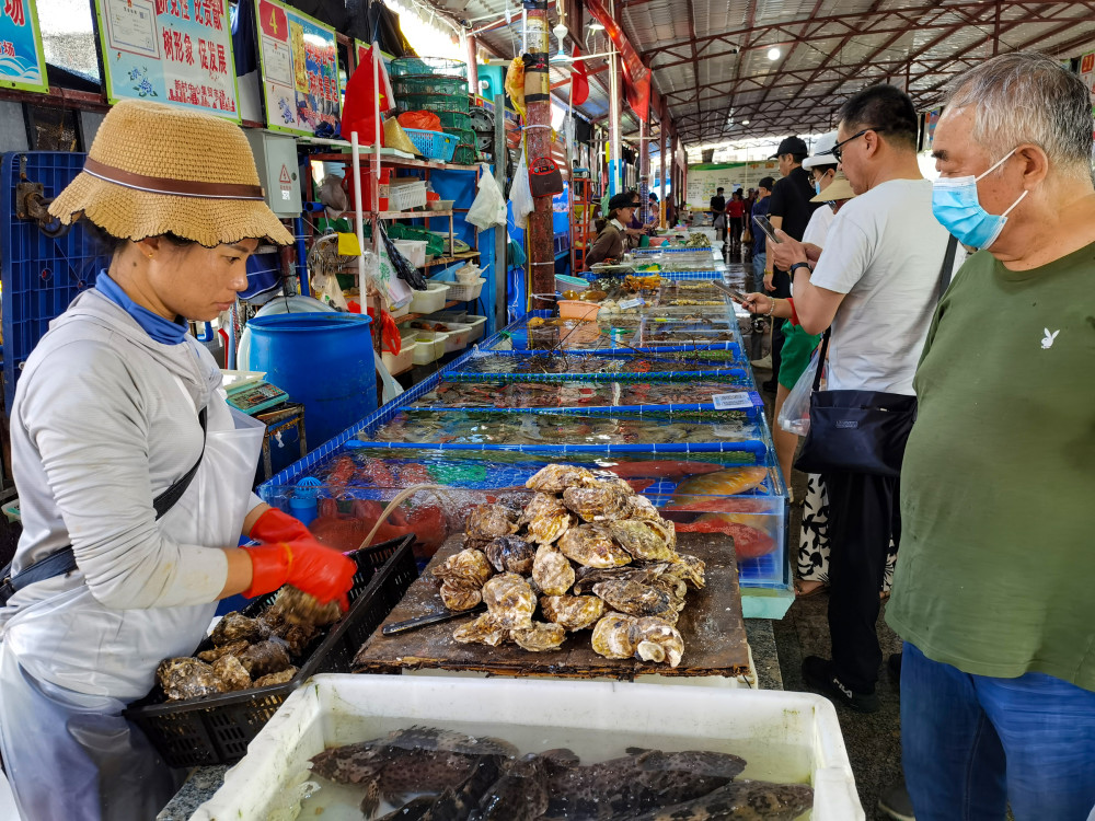 海南:陵水新村中心集贸市场海鲜丰富多样
