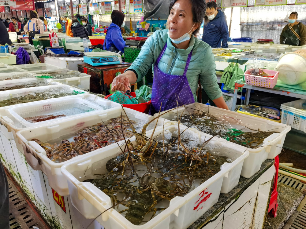 海南:陵水新村中心集贸市场海鲜丰富多样