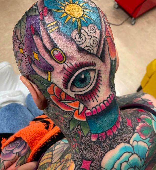 芬兰女士剃光头配彩色纹身造型引人注目一度担心外形会影响就业