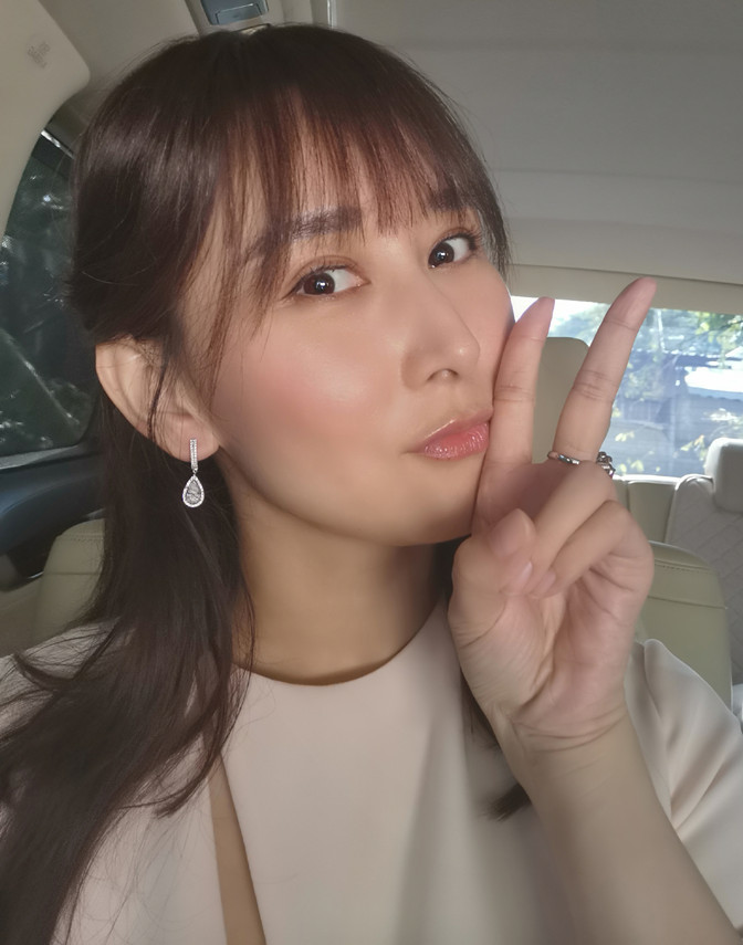 胡静自信晒自拍,穿圆领大特写镜头下婴儿肌没毛孔,在车内看着像90后