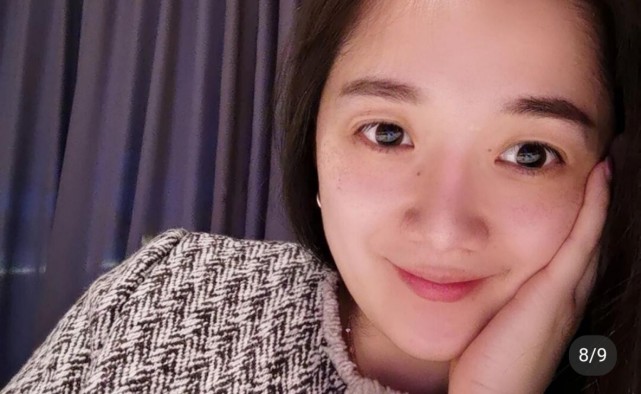 34岁的莫丹颜值超高,她的皮肤白嫩,隐约有一些斑点,不过却无损她的高