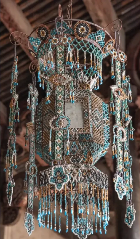 男子分享宝玉送的琉璃宫灯