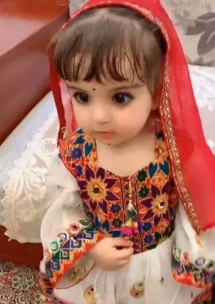 原创5岁新疆小公主火了眼睛占脸一半不动时被误认成洋娃娃