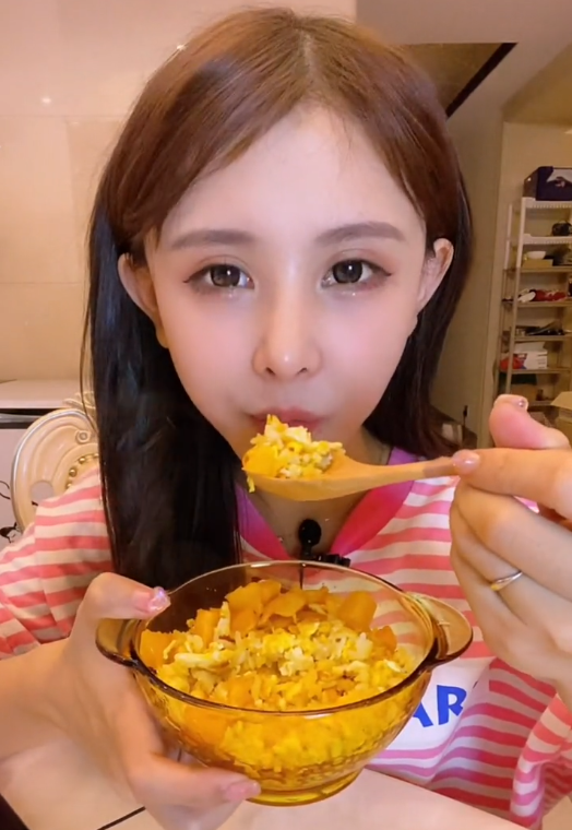 千万粉丝吃播猫妹妹因病住院患有严重的焦虑症直言停播后食欲不振